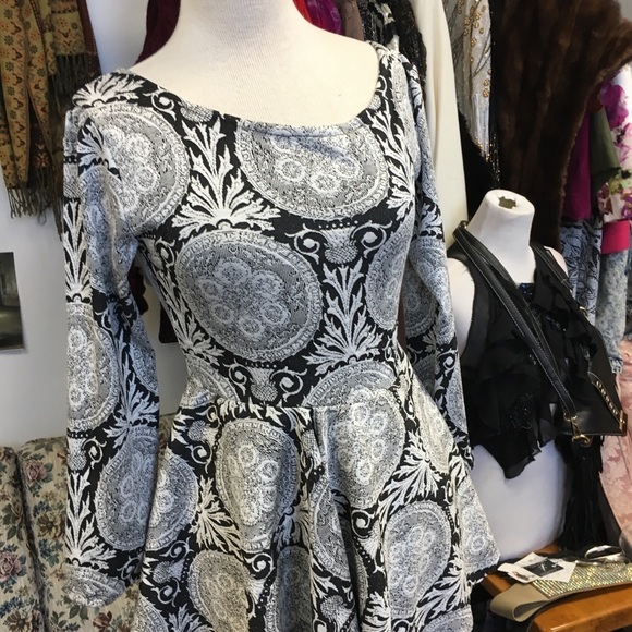 Black and white skater dress - Picture 2 of 8